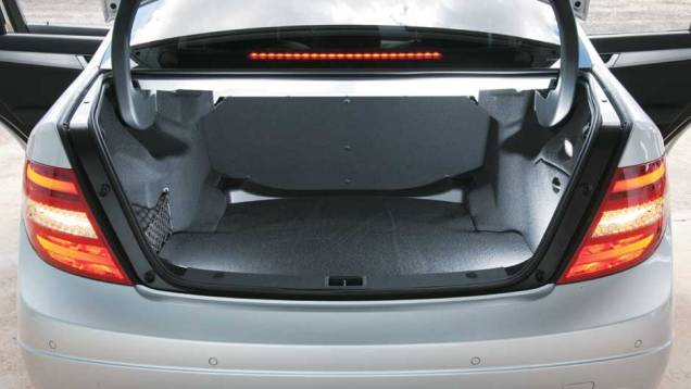 Porta-malas de 475 litros <a href="https://preprod.quatrorodas.abril.com.br/carros/testes/mercedes-benz-c-250-cgi-sport-633758.shtml" target="_blank" rel="migration">Leia mais</a> Porta-malas de 475 litros <a href="https://preprod.quatrorodas.abril.com.br/carros/testes/mercedes-benz-c-250-cgi-sport-633758.shtml" target="_blank" rel="migration">Leia mais</a>