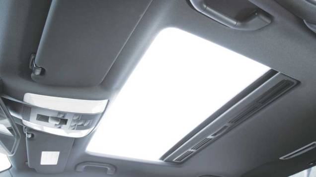 Teto solar com acionamento elétrico <a href="https://preprod.quatrorodas.abril.com.br/carros/testes/mercedes-benz-c-250-cgi-sport-633758.shtml" target="_blank" rel="migration">Leia mais</a> Teto solar com acionamento elétrico <a href="https://preprod.quatrorodas.abril.com.br/carros/testes/mercedes-benz-c-250-cgi-sport-633758.shtml" target="_blank" rel="migration">Leia mais</a>
