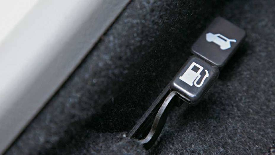 ... abertura do porta-malas e do tanque ... abertura do porta-malas e do tanque