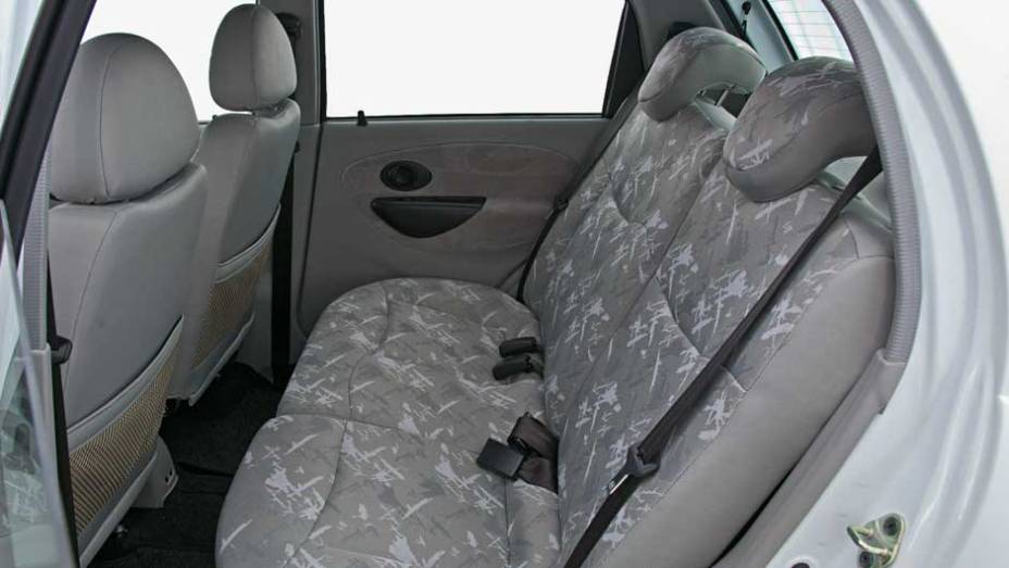 Banco traseiro tem dois apoios de cabeça Banco traseiro tem dois apoios de cabeça