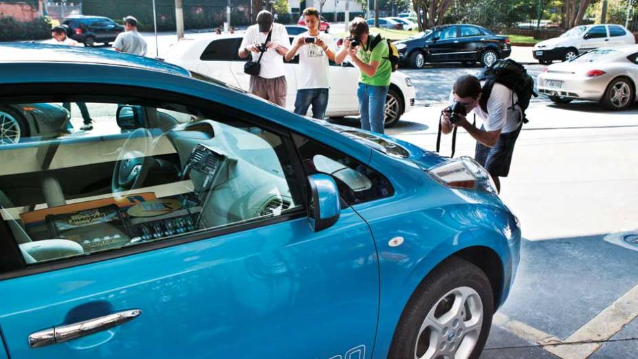 Qualquer parada com o carro e os paparazzi brotavam do nada | <a href="https://preprod.quatrorodas.abril.com.br/salao-do-automovel/2012/carros/leaf-703954.shtml" rel="migration">Leia mais</a>