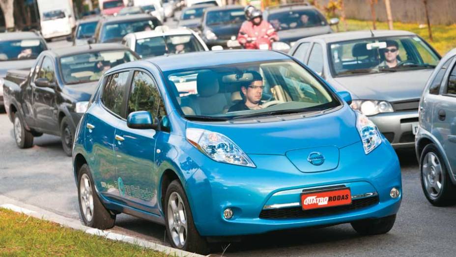 Em meio ao trânsito de São Paulo, o ecológico também atraiu olhares curiosos | <a href="https://preprod.quatrorodas.abril.com.br/salao-do-automovel/2012/carros/leaf-703954.shtml" rel="migration">Leia mais</a>