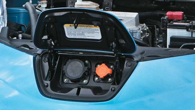 Duas tomadas fêmeas são as portas de entrada para a energia a ser armazenada nas baterias | <a href="https://preprod.quatrorodas.abril.com.br/salao-do-automovel/2012/carros/leaf-703954.shtml" rel="migration">Leia mais</a> Duas tomadas fêmeas são as portas de entrada para a energia a ser armazenada nas baterias | <a href="https://preprod.quatrorodas.abril.com.br/salao-do-automovel/2012/carros/leaf-703954.shtml" rel="migration">Leia mais</a>