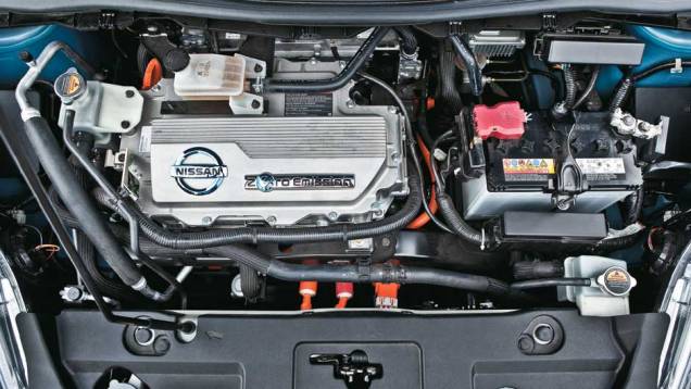 No topo do motor elétrico, a capa do inversor de potência imita uma tampa de cabeçote. Mesmo depois de rodar muito com o Leaf, não há calor no cofre do motor | <a href="https://preprod.quatrorodas.abril.com.br/salao-do-automovel/2012/carros/leaf-703954.shtml" rel="migration">Leia</a> No topo do motor elétrico, a capa do inversor de potência imita uma tampa de cabeçote. Mesmo depois de rodar muito com o Leaf, não há calor no cofre do motor | <a href="https://preprod.quatrorodas.abril.com.br/salao-do-automovel/2012/carros/leaf-703954.shtml" rel="migration">Leia</a>