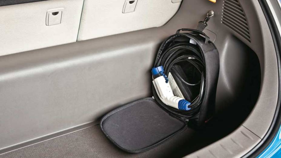 A mochila que leva o carregador para ser usado em tomadas comuns tem lugar pr&oacute;prio no porta-malas | <a href="https://preprod.quatrorodas.abril.com.br/salao-do-automovel/2012/carros/leaf-703954.shtml" rel="migration">Leia mais</a>