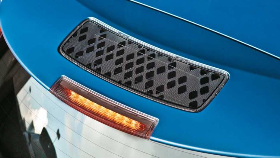 Na traseira, antena aerodinâmica para reduzir o arrasto e... | <a href="https://preprod.quatrorodas.abril.com.br/salao-do-automovel/2012/carros/leaf-703954.shtml" rel="migration">Leia mais</a>