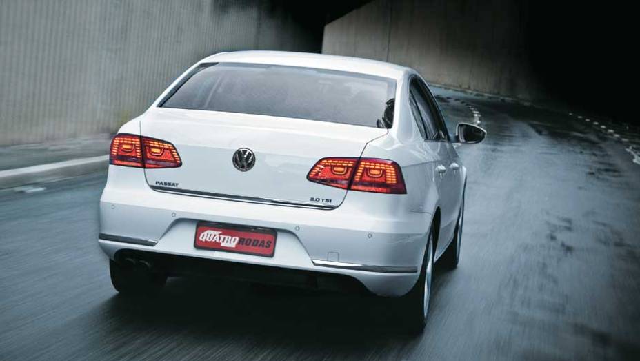 Quase igual ao Jetta de frente, o Passat tem personalidade pr&oacute;pria no desenho traseiro