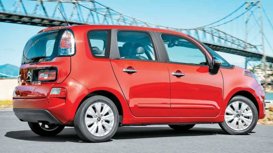 Graças aos pneus, ele ficou mais ágil e confortável que o irmão AirCross. <a href="https://preprod.quatrorodas.abril.com.br/carros/impressoes/citroen-c3-picasso-exclusive-1-6-16v-633820.shtml" rel="migration">Leia mais</a>