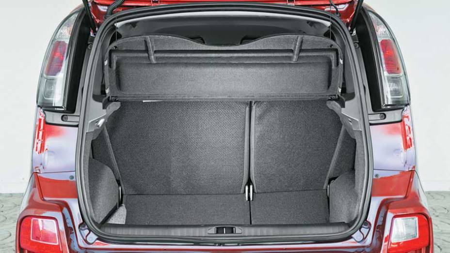 Porta-malas tem espaço para 403 litros. <a href="https://preprod.quatrorodas.abril.com.br/carros/impressoes/citroen-c3-picasso-exclusive-1-6-16v-633820.shtml" rel="migration">Leia mais</a>