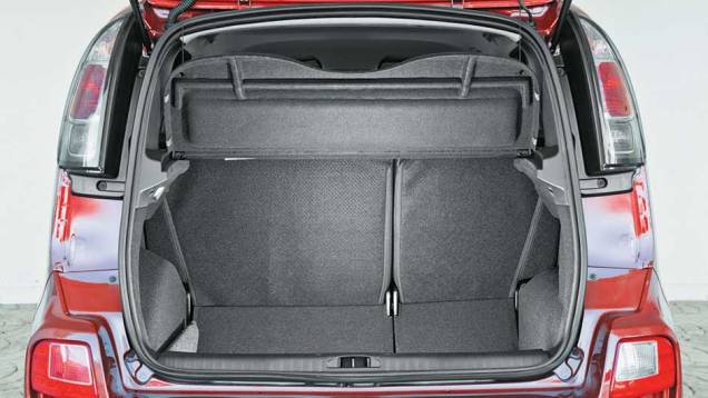 Porta-malas tem espaço para 403 litros. <a href="https://preprod.quatrorodas.abril.com.br/carros/impressoes/citroen-c3-picasso-exclusive-1-6-16v-633820.shtml" rel="migration">Leia mais</a> Porta-malas tem espaço para 403 litros. <a href="https://preprod.quatrorodas.abril.com.br/carros/impressoes/citroen-c3-picasso-exclusive-1-6-16v-633820.shtml" rel="migration">Leia mais</a>