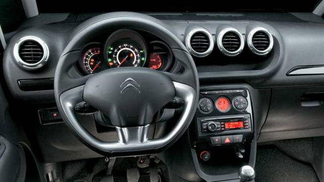 Painel, volante e bancos do C3 Picasso são iguais aos que equipam atualmente a versão aventureira AirCross. <a href="https://preprod.quatrorodas.abril.com.br/carros/impressoes/citroen-c3-picasso-exclusive-1-6-16v-633820.shtml" rel="migration">Leia mais</a> Painel, volante e bancos do C3 Picasso são iguais aos que equipam atualmente a versão aventureira AirCross. <a href="https://preprod.quatrorodas.abril.com.br/carros/impressoes/citroen-c3-picasso-exclusive-1-6-16v-633820.shtml" rel="migration">Leia mais</a>