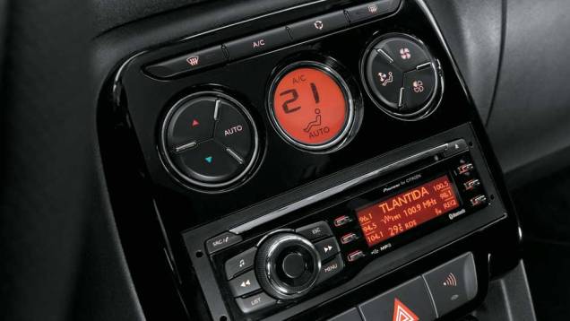 Versão Exclusive tem sistema de som Pioneer. <a href="https://preprod.quatrorodas.abril.com.br/carros/impressoes/citroen-c3-picasso-exclusive-1-6-16v-633820.shtml" rel="migration">Leia mais</a> Versão Exclusive tem sistema de som Pioneer. <a href="https://preprod.quatrorodas.abril.com.br/carros/impressoes/citroen-c3-picasso-exclusive-1-6-16v-633820.shtml" rel="migration">Leia mais</a>