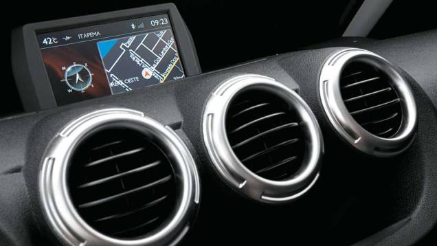 Navegador GPS com tela de 7 polegadas é item opcional. <a href="https://preprod.quatrorodas.abril.com.br/carros/impressoes/citroen-c3-picasso-exclusive-1-6-16v-633820.shtml" rel="migration">Leia mais</a> Navegador GPS com tela de 7 polegadas é item opcional. <a href="https://preprod.quatrorodas.abril.com.br/carros/impressoes/citroen-c3-picasso-exclusive-1-6-16v-633820.shtml" rel="migration">Leia mais</a>