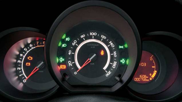 O marcador do tanque de combustível é digital. <a href="https://preprod.quatrorodas.abril.com.br/carros/impressoes/citroen-c3-picasso-exclusive-1-6-16v-633820.shtml" rel="migration">Leia mais</a> O marcador do tanque de combustível é digital. <a href="https://preprod.quatrorodas.abril.com.br/carros/impressoes/citroen-c3-picasso-exclusive-1-6-16v-633820.shtml" rel="migration">Leia mais</a>