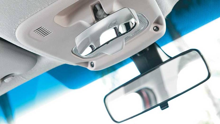 Retrovisor para vigiar a turma no banco de trás. <a href="https://preprod.quatrorodas.abril.com.br/carros/impressoes/citroen-c3-picasso-exclusive-1-6-16v-633820.shtml" rel="migration">Leia mais</a>