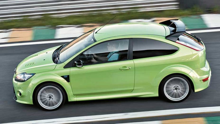 Com a carroceria de duas portas, o hatch ficou mais bonito e esportivo. <a href="https://preprod.quatrorodas.abril.com.br/carros/impressoes/ford-focus-rs-636939.shtml" rel="migration">Leia mais</a>