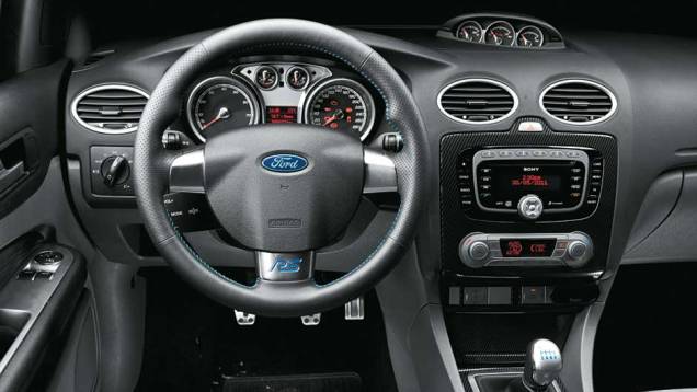 A sigla RS, no volante, vem de Rallye Sport. <a href="https://preprod.quatrorodas.abril.com.br/carros/impressoes/ford-focus-rs-636939.shtml" rel="migration">Leia mais</a> A sigla RS, no volante, vem de Rallye Sport. <a href="https://preprod.quatrorodas.abril.com.br/carros/impressoes/ford-focus-rs-636939.shtml" rel="migration">Leia mais</a>