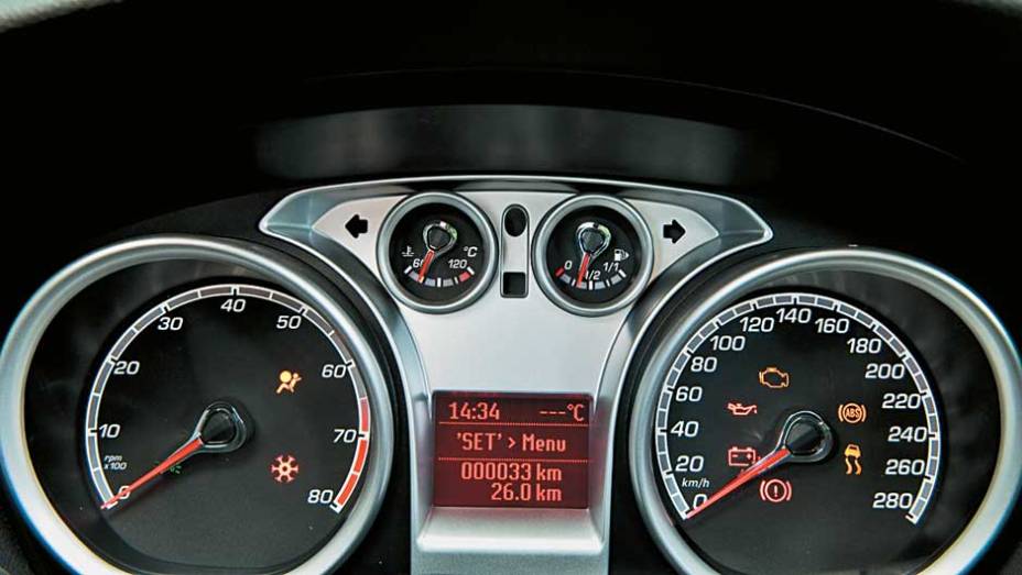 A escala do veloc&iacute;metro vai at&eacute; 280 km/h. <a href="https://preprod.quatrorodas.abril.com.br/carros/impressoes/ford-focus-rs-636939.shtml" rel="migration">Leia mais</a>
