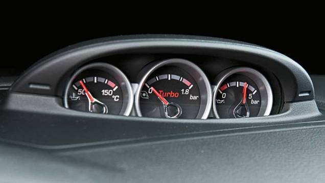 Instrumentos monitoram o funcionamento do motor. <a href="https://preprod.quatrorodas.abril.com.br/carros/impressoes/ford-focus-rs-636939.shtml" rel="migration">Leia mais</a> Instrumentos monitoram o funcionamento do motor. <a href="https://preprod.quatrorodas.abril.com.br/carros/impressoes/ford-focus-rs-636939.shtml" rel="migration">Leia mais</a>