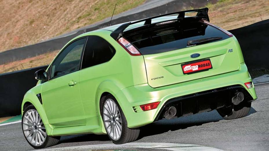 Os escapamentos dão ideia da atividade pulmonar do motor 2.5 turbo. <a href="https://preprod.quatrorodas.abril.com.br/carros/impressoes/ford-focus-rs-636939.shtml" rel="migration">Leia mais</a>