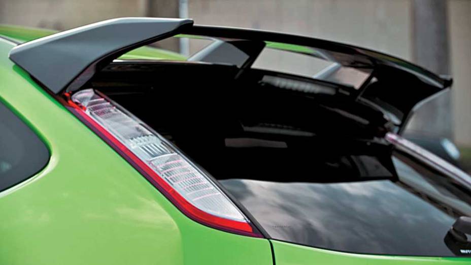 No RS, o aerof&oacute;lio &eacute; muito mais que um simples enfeite. <a href="https://preprod.quatrorodas.abril.com.br/carros/impressoes/ford-focus-rs-636939.shtml" rel="migration">Leia mais</a>