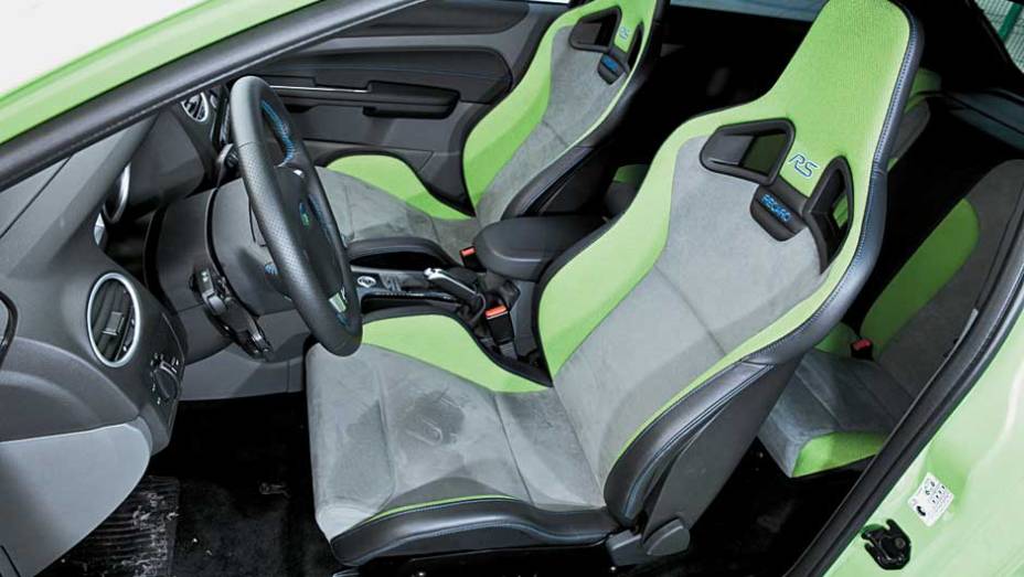 Al&eacute;m de bonitos, os bancos apoiam bem o corpo, nas curvas. <a href="https://preprod.quatrorodas.abril.com.br/carros/impressoes/ford-focus-rs-636939.shtml" rel="migration">Leia mais</a>