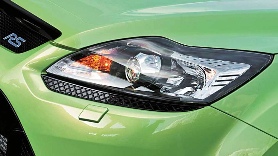 A &aacute;rea dos far&oacute;is foi ampliada p&oacute;r uma moldura na base. <a href="https://preprod.quatrorodas.abril.com.br/carros/impressoes/ford-focus-rs-636939.shtml" rel="migration">Leia mais</a>