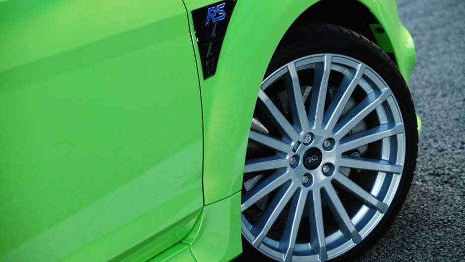 As rodas de liga leve s&atilde;o exclusivas do RS. <a href="https://preprod.quatrorodas.abril.com.br/carros/impressoes/ford-focus-rs-636939.shtml" rel="migration">Leia mais</a>