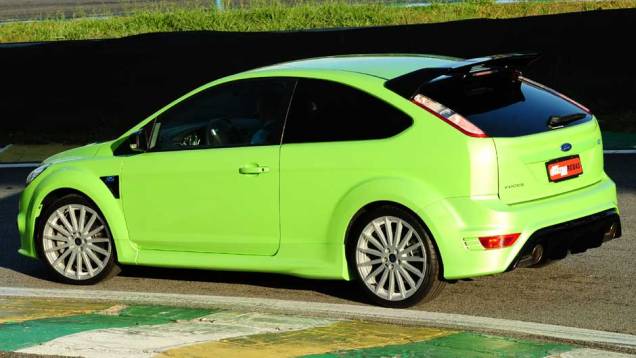 A carroceria de três portas caiu bem no RS. <a href="https://preprod.quatrorodas.abril.com.br/carros/impressoes/ford-focus-rs-636939.shtml" rel="migration">Leia mais</a> A carroceria de três portas caiu bem no RS. <a href="https://preprod.quatrorodas.abril.com.br/carros/impressoes/ford-focus-rs-636939.shtml" rel="migration">Leia mais</a>