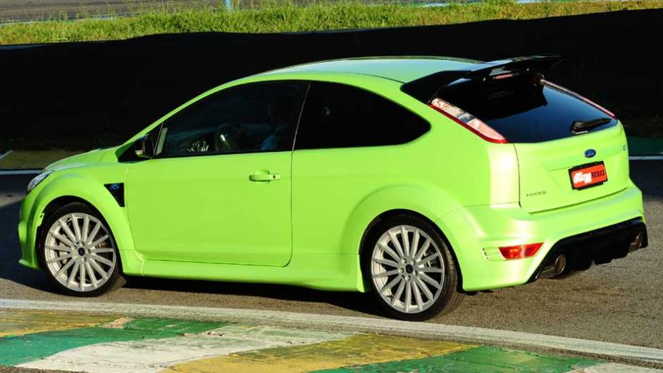 A carroceria de tr&ecirc;s portas caiu bem no RS. <a href="https://preprod.quatrorodas.abril.com.br/carros/impressoes/ford-focus-rs-636939.shtml" rel="migration">Leia mais</a>