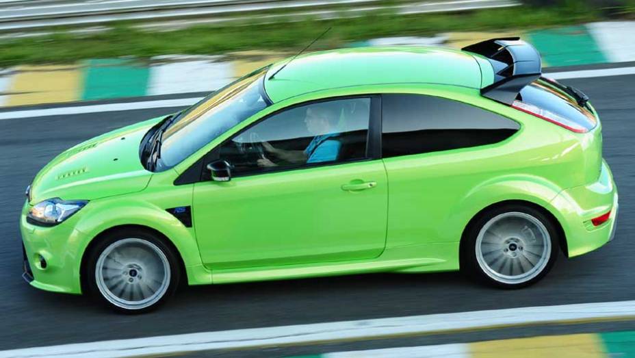 A cor verde faz o RS se destacar nas ruas. <a href="https://preprod.quatrorodas.abril.com.br/carros/impressoes/ford-focus-rs-636939.shtml" rel="migration">Leia mais</a>