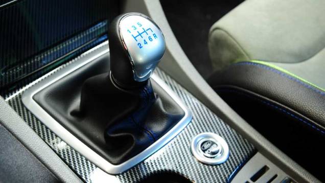 Câmbio manual de seis marchas agrada em cheio a quem gosta de dirigir. <a href="https://preprod.quatrorodas.abril.com.br/carros/impressoes/ford-focus-rs-636939.shtml" rel="migration">Leia mais</a> Câmbio manual de seis marchas agrada em cheio a quem gosta de dirigir. <a href="https://preprod.quatrorodas.abril.com.br/carros/impressoes/ford-focus-rs-636939.shtml" rel="migration">Leia mais</a>