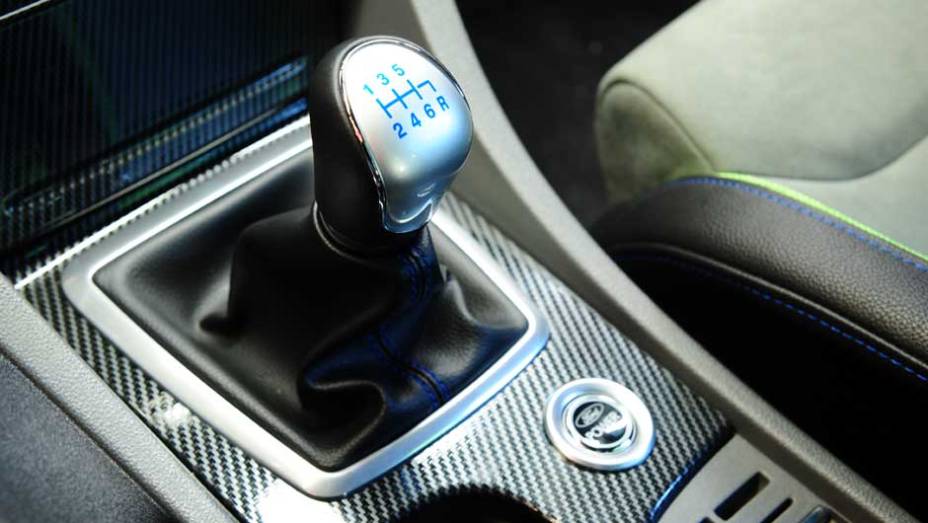 C&acirc;mbio manual de seis marchas agrada em cheio a quem gosta de dirigir. <a href="https://preprod.quatrorodas.abril.com.br/carros/impressoes/ford-focus-rs-636939.shtml" rel="migration">Leia mais</a>