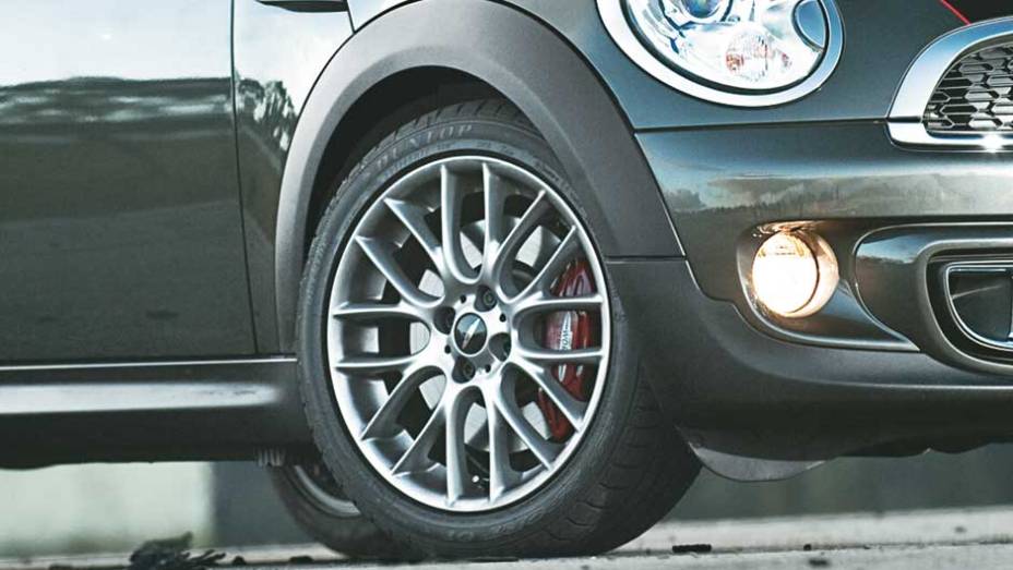 Os pneus t&ecirc;m medidas 205/45 R17
