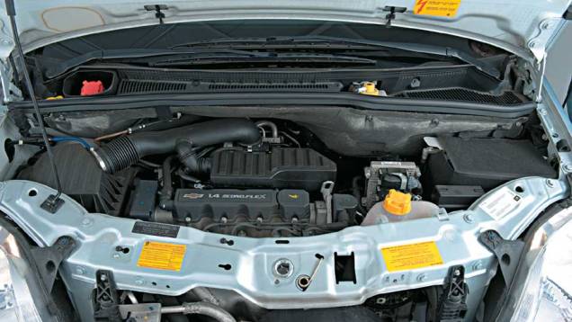 O motor 1.4 Econo.Flex da Meriva gera 105 cv, com etanol O motor 1.4 Econo.Flex da Meriva gera 105 cv, com etanol