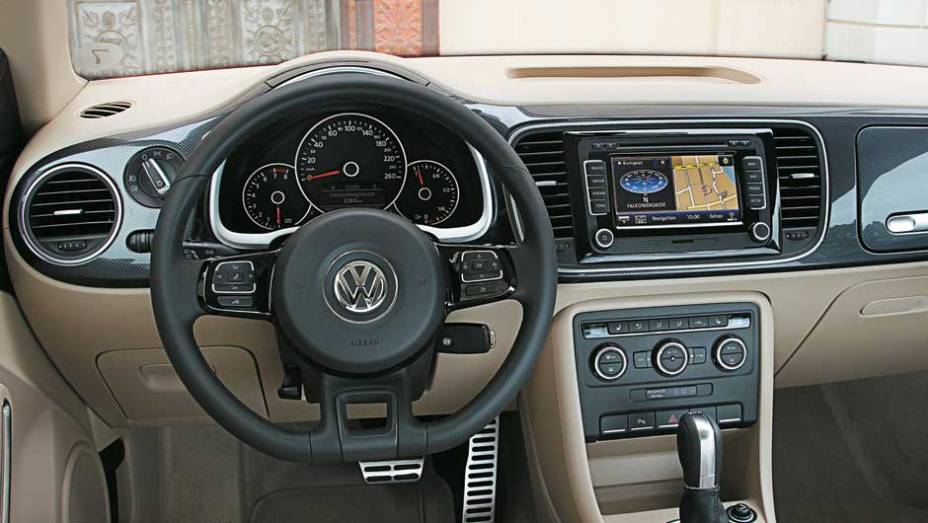 O interior da vers&atilde;o Sport oferece acabamento do painel inspirado em fibra de carbono