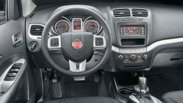 Painel com: novo design e materiais mais macios | <a href="https://preprod.quatrorodas.abril.com.br/carros/testes/fiat-freemont-640712.shtml" rel="migration">Leia mais</a> Painel com: novo design e materiais mais macios | <a href="https://preprod.quatrorodas.abril.com.br/carros/testes/fiat-freemont-640712.shtml" rel="migration">Leia mais</a>