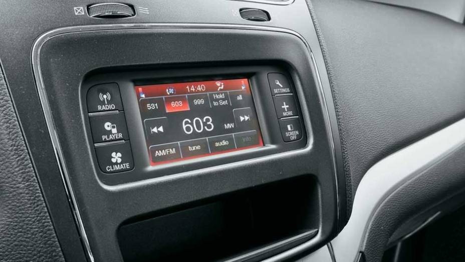 ... tela multim&iacute;dia, no console, mant&ecirc;m contato do carro com o motorista | <a href="https://preprod.quatrorodas.abril.com.br/carros/testes/fiat-freemont-640712.shtml" rel="migration">Leia mais</a>