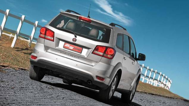 O nome Freemont vem escrito na tampa traseira | <a href="https://preprod.quatrorodas.abril.com.br/carros/testes/fiat-freemont-640712.shtml" rel="migration">Leia mais</a> O nome Freemont vem escrito na tampa traseira | <a href="https://preprod.quatrorodas.abril.com.br/carros/testes/fiat-freemont-640712.shtml" rel="migration">Leia mais</a>
