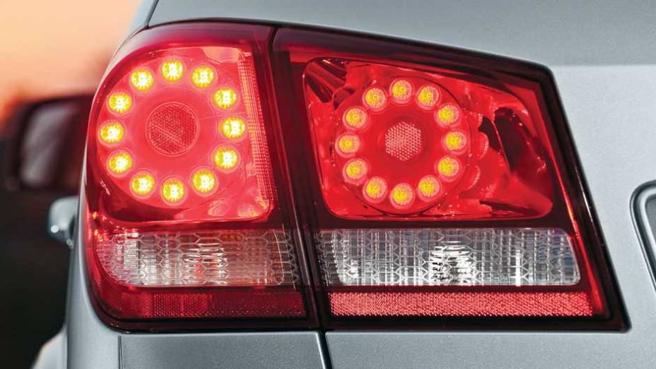 As lanternas têm leds | <a href="https://preprod.quatrorodas.abril.com.br/carros/testes/fiat-freemont-640712.shtml" rel="migration">Leia mais</a>