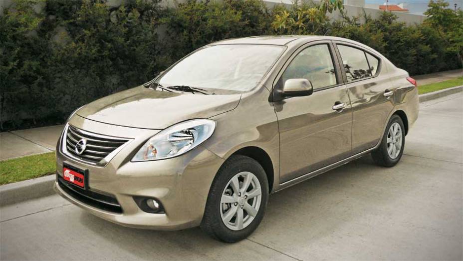 Feito na plataforma do March, ele &eacute; maior que um Renault Logan | <a href="https://preprod.quatrorodas.abril.com.br/carros/impressoes/nissan-versa-sedan-640701.shtml" rel="migration">Leia mais</a>