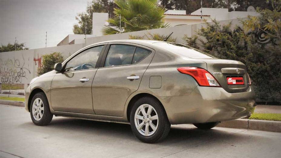 O entre-eixos é 13 cm maior que o do Voyage | <a href="https://preprod.quatrorodas.abril.com.br/carros/impressoes/nissan-versa-sedan-640701.shtml" rel="migration">Leia mais</a>