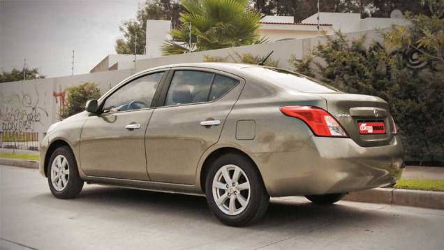 O entre-eixos é 13 cm maior que o do Voyage | <a href="https://preprod.quatrorodas.abril.com.br/carros/impressoes/nissan-versa-sedan-640701.shtml" rel="migration">Leia mais</a> O entre-eixos é 13 cm maior que o do Voyage | <a href="https://preprod.quatrorodas.abril.com.br/carros/impressoes/nissan-versa-sedan-640701.shtml" rel="migration">Leia mais</a>
