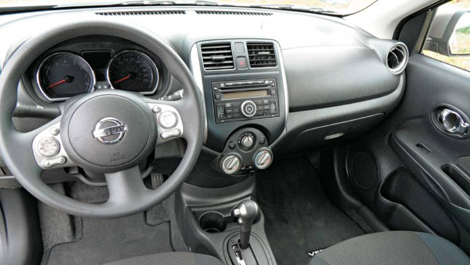 Acabamento de plásticos simples, mas bem feitos, projetados para facilitar a montagem e reduzir o custo de produção | <a href="https://preprod.quatrorodas.abril.com.br/carros/impressoes/nissan-versa-sedan-640701.shtml" rel="migration">Leia mais</a>