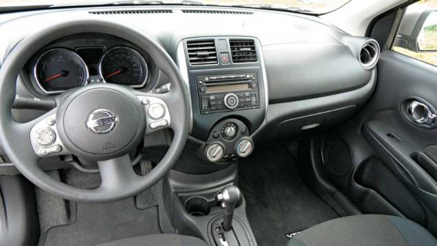 Acabamento de plásticos simples, mas bem feitos, projetados para facilitar a montagem e reduzir o custo de produção | <a href="https://preprod.quatrorodas.abril.com.br/carros/impressoes/nissan-versa-sedan-640701.shtml" rel="migration">Leia mais</a> Acabamento de plásticos simples, mas bem feitos, projetados para facilitar a montagem e reduzir o custo de produção | <a href="https://preprod.quatrorodas.abril.com.br/carros/impressoes/nissan-versa-sedan-640701.shtml" rel="migration">Leia mais</a>