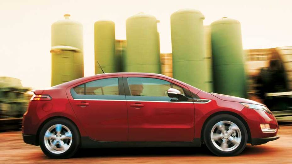 Vincos laterais e aerofólio favorecem a aerodinâmica | <a href="https://preprod.quatrorodas.abril.com.br/carros/chevrolet-volt-637764.shtml" rel="migration">Leia mais</a>