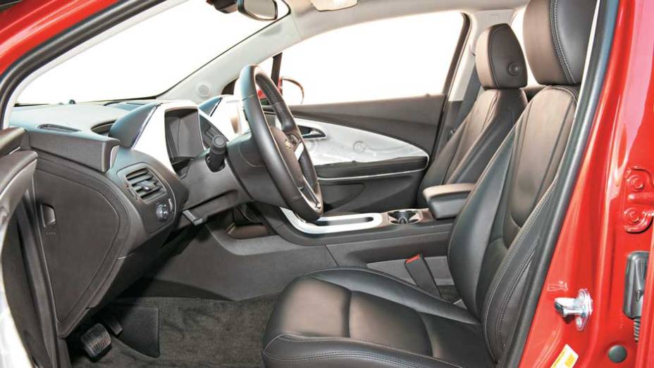 Os bancos dianteiros têm aquecimento | <a href="https://preprod.quatrorodas.abril.com.br/carros/chevrolet-volt-637764.shtml" rel="migration">Leia mais</a> Os bancos dianteiros têm aquecimento | <a href="https://preprod.quatrorodas.abril.com.br/carros/chevrolet-volt-637764.shtml" rel="migration">Leia mais</a>