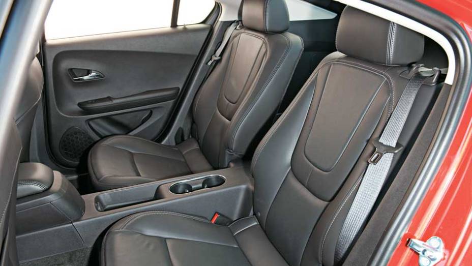 Sob o console ficam as baterias | <a href="https://preprod.quatrorodas.abril.com.br/carros/chevrolet-volt-637764.shtml" rel="migration">Leia mais</a>