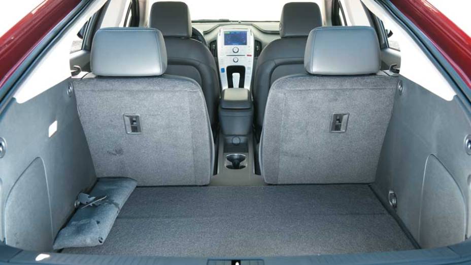 Porta-malas tem capacidade de 300 l | <a href="https://preprod.quatrorodas.abril.com.br/carros/chevrolet-volt-637764.shtml" rel="migration">Leia mais</a> Porta-malas tem capacidade de 300 l | <a href="https://preprod.quatrorodas.abril.com.br/carros/chevrolet-volt-637764.shtml" rel="migration">Leia mais</a>