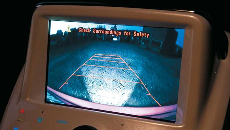 Luz de r&eacute; ilumina as imagens captadas pela c&acirc;mera auxiliar de estacionamento | <a href="https://preprod.quatrorodas.abril.com.br/carros/chevrolet-volt-637764.shtml" rel="migration">Leia mais</a>